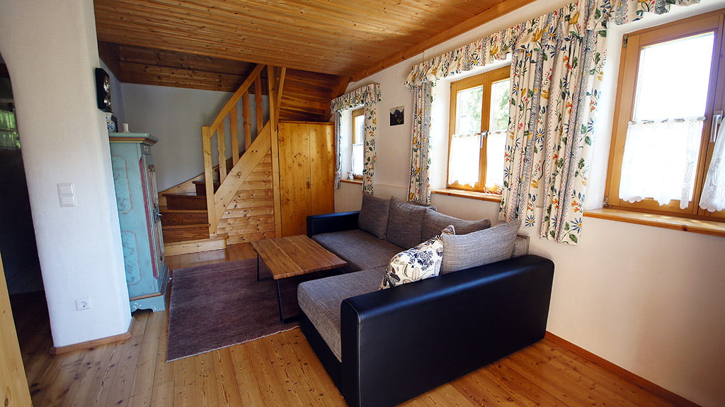 Appartementhaus LisaB Wohnzimmer und Couch